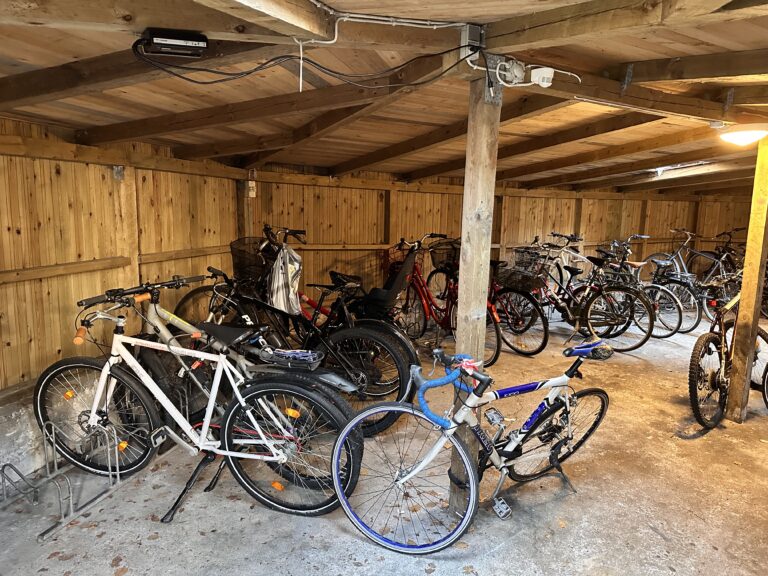 Cykelskur på Gartnergården. Mulighed for parkering af cykler i skur