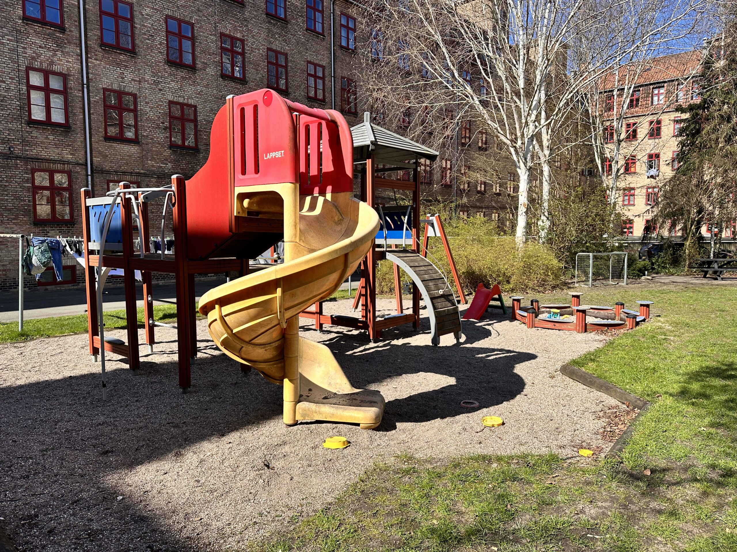 Legeplads på Gartnergården. Med rutsjebane, legetårn, gynger og sandkasse