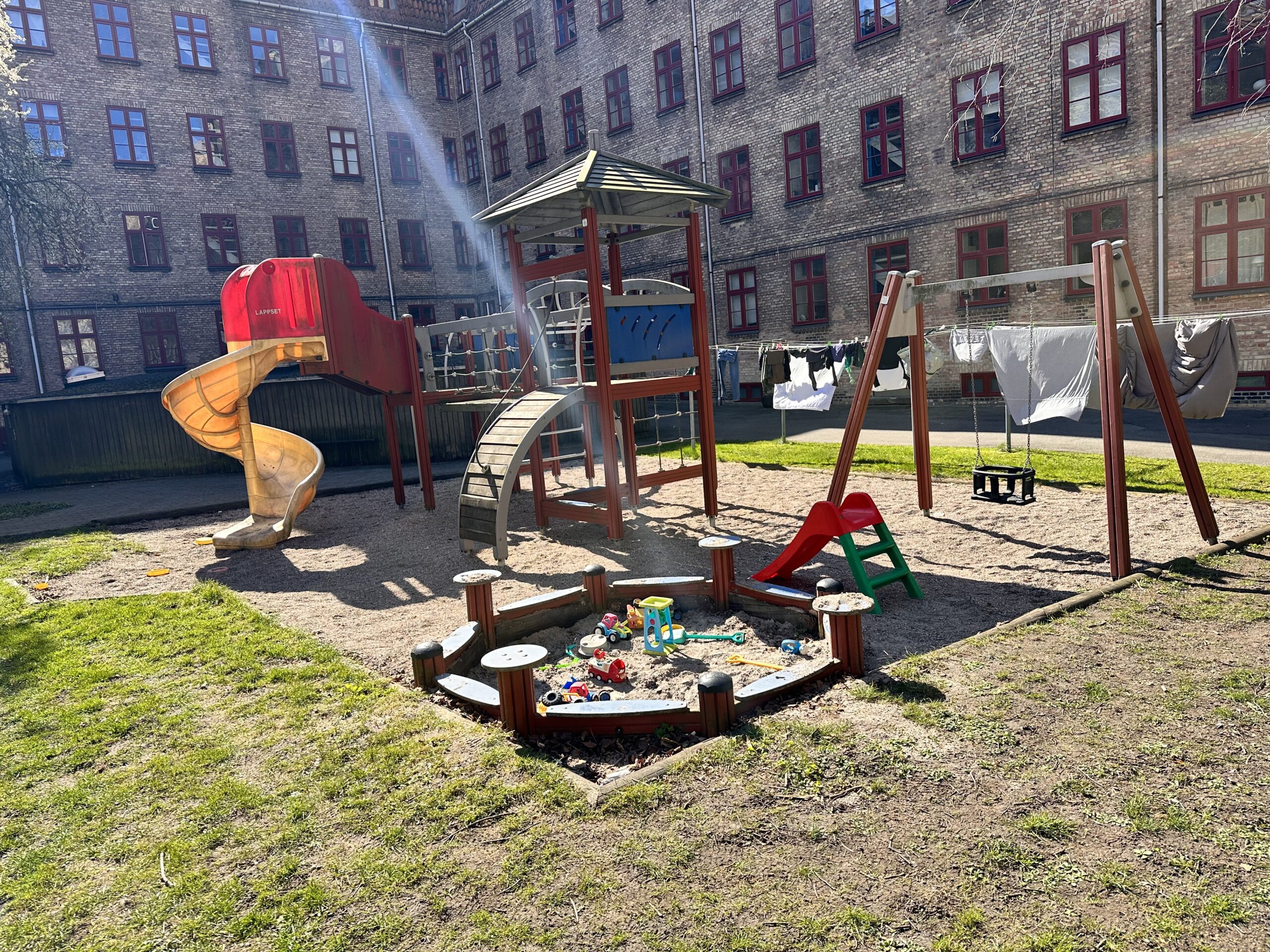 Legeplads på Gartnergården. Med rutsjebane, legetårn, gynger og sandkasse